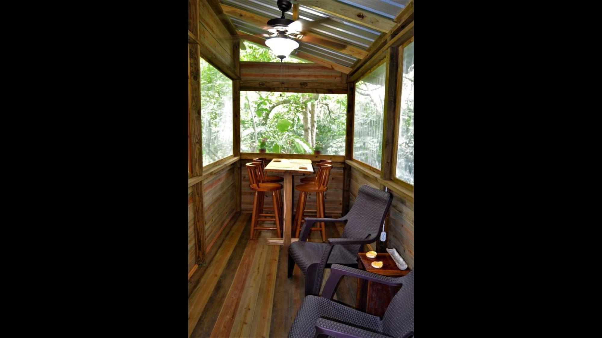 Iguana Roost Tourism Gold Standard Fully Equipped Two Bedroom Cabin سان إجناسيو المظهر الخارجي الصورة